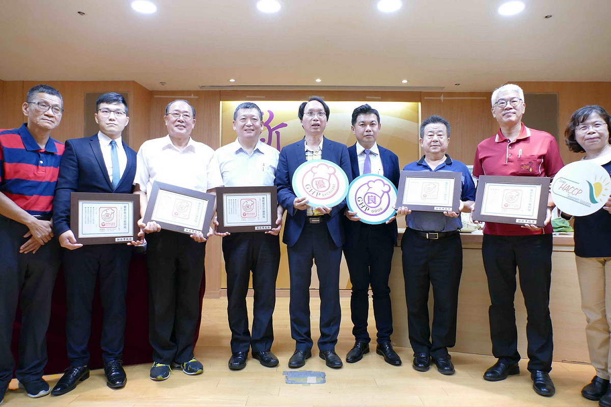 衛生局副局長許朝程與HACCP協會北區處長及烘焙業者合影。  圖：新北市衛生局提供