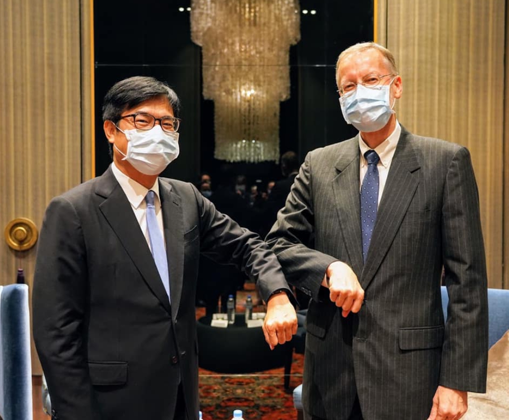 美國在台協會（AIT）處長酈英傑與高雄市長陳其邁。 圖 : 翻攝自美國在台協會 AIT 臉書
