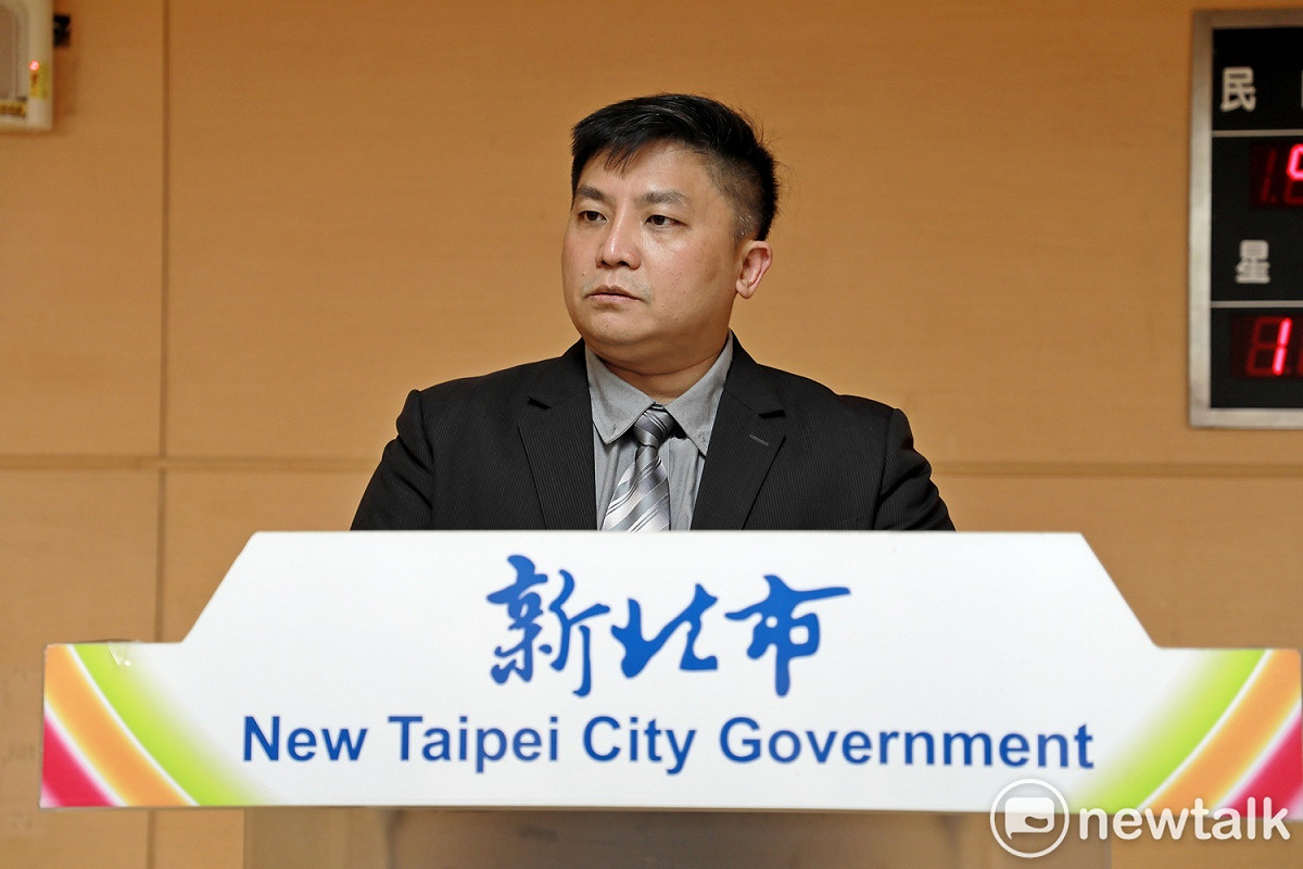 新北市政府法制局局長吳宗憲說明，金山小編陳嘉緯死因經審查小組認定為「因公死亡」。 圖：林昀真／攝