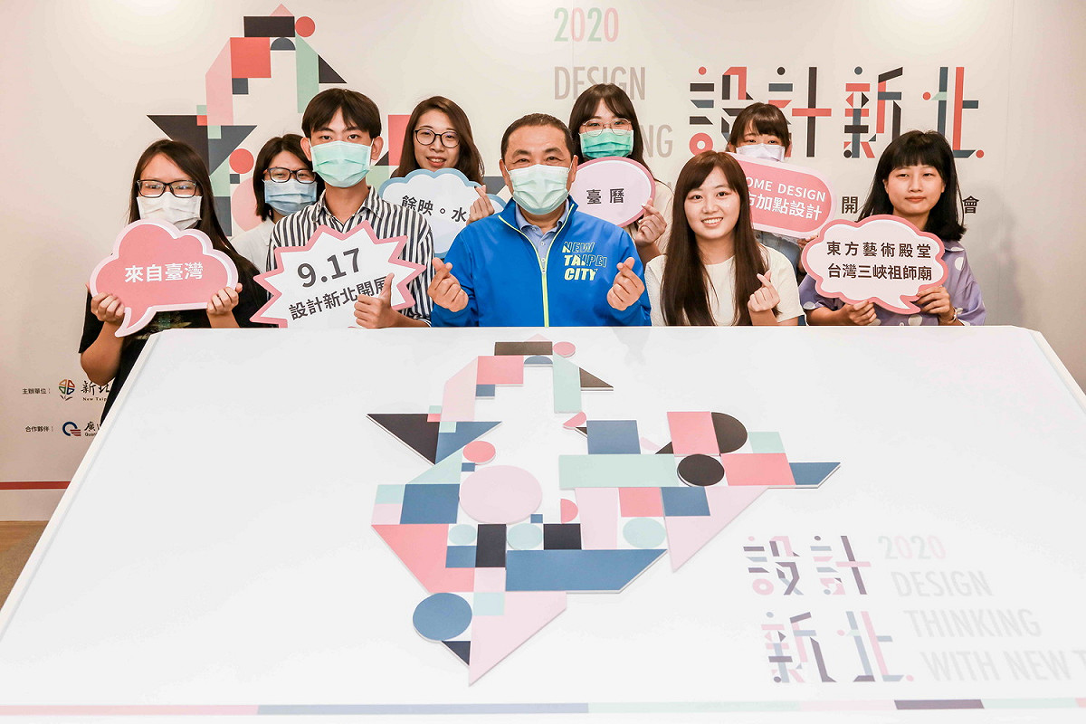 侯友宜與今年度金點新秀設計獎11件作品得獎學生合影，所有作品也會在2020設計新北展出。 圖：新北市環保局提供