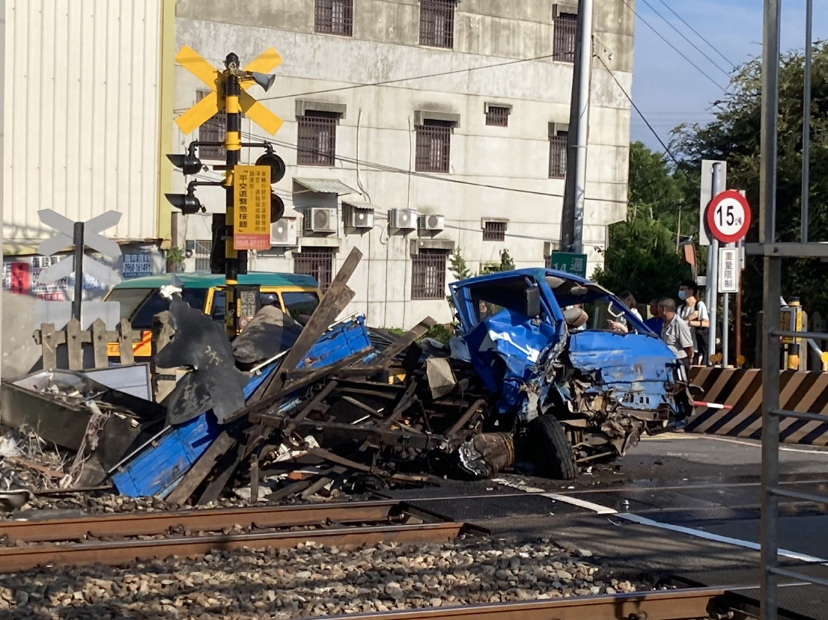 今早有一輛小貨車闖入新埔＝通霄間西線通灣里南平交道，遭火車撞擊所幸無人傷亡。 圖：台鐵／提供