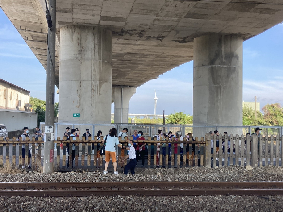車上旅客約80至100人由通霄站站員引導至車站，火車會有延誤情形。 圖：台鐵／提供