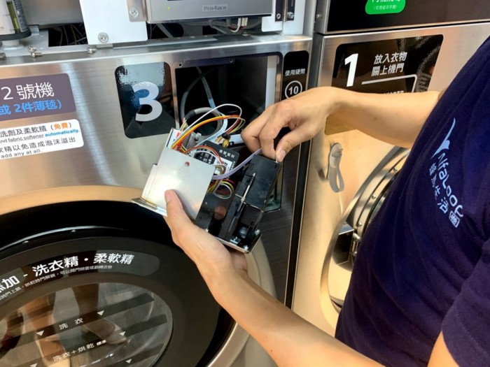阿法碼科技所開發的AlfaBox，主打不改機、不破線、不破保三大訴求，隨插即用。 圖：創夢市集/提供