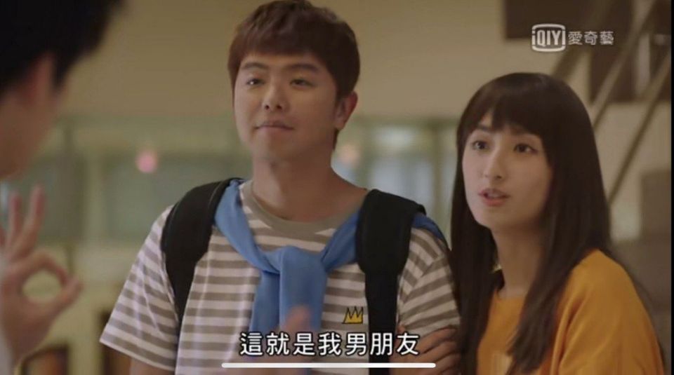 小鬼黃鴻升在「想見你」戲中飾演柯佳嬿的學長男友。 圖：翻攝自《想見你》愛奇藝台灣站