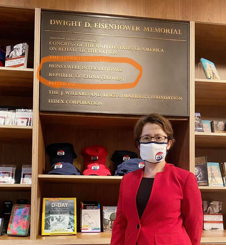 駐美代表蕭美琴在臉書寫下，「台灣民眾到華府的新打卡點在這裡！」，開心秀出自己與刻有「中華民國台灣」Republic of China（Taiwan）牆面的合照。 圖/蕭美琴臉書
