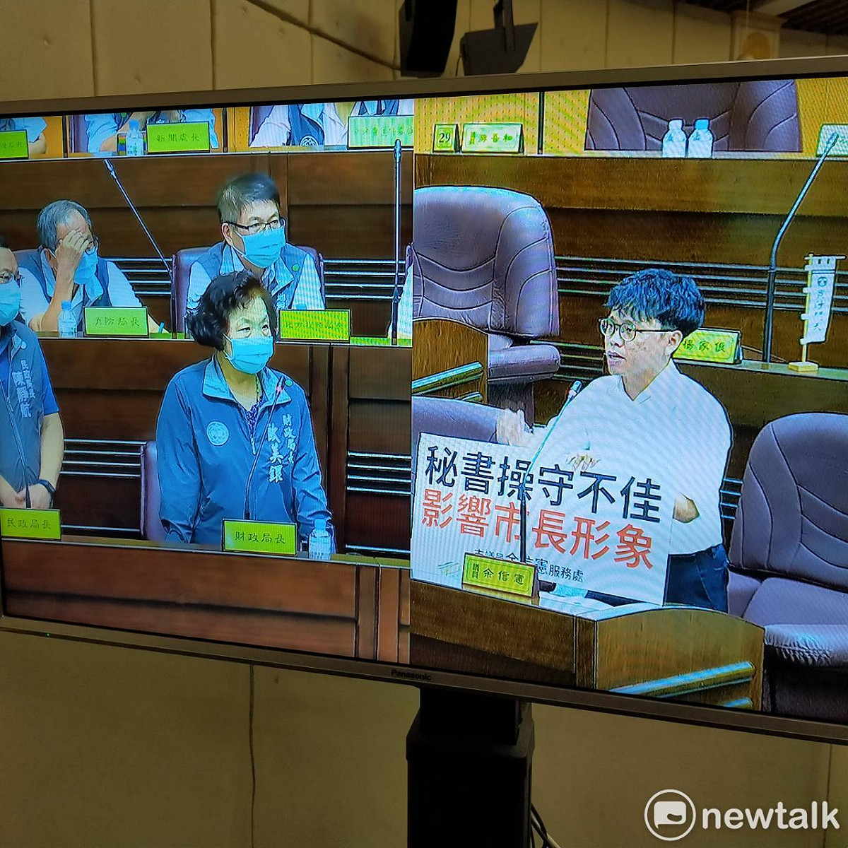 桃園市議員余信憲踢爆市府機要人員李柏瑟每月坐領高薪，任職近一年卻沒有簽辦任何業務。 圖：林昀真／攝