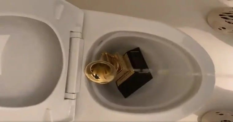 肯伊威斯特把講座丟到馬桶裡，在上頭小便。 圖：翻攝自肯伊威斯特推特