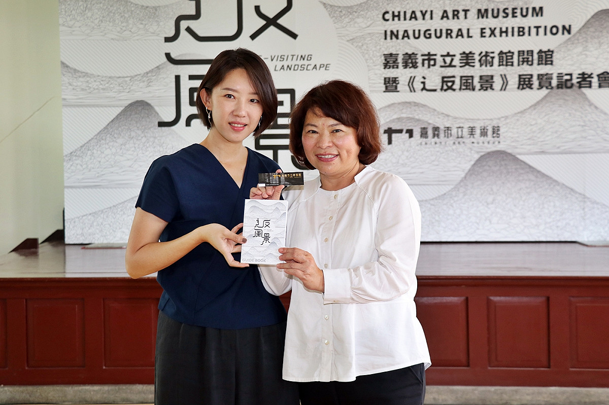 嘉義市長黃敏惠與市立美術館首任館長賴依欣出席記者會。 圖：嘉義市政府/提供