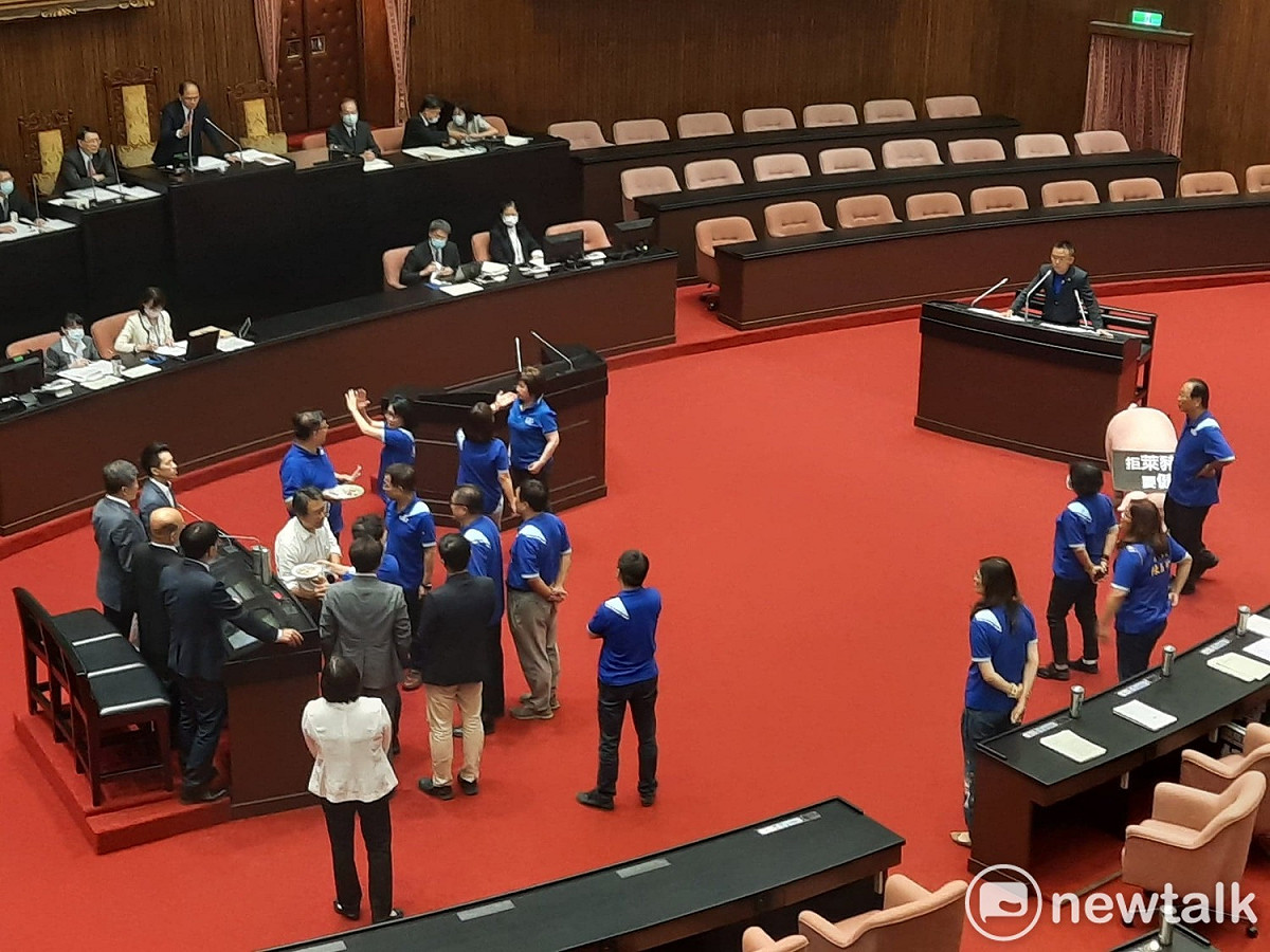 藍委端出兩盤台灣豬、美國豬，要蘇貞昌試吃。 圖：陳佩君／攝