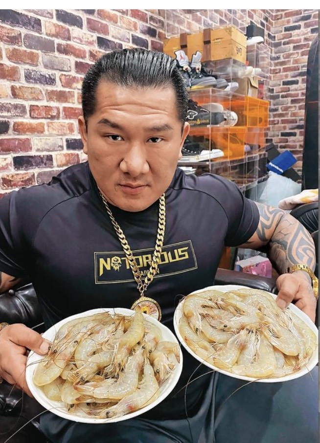 館長於上月直播現場指出台灣蝦在養殖過程添加藥物，引發蝦農不滿。 圖：取自館長粉絲專頁