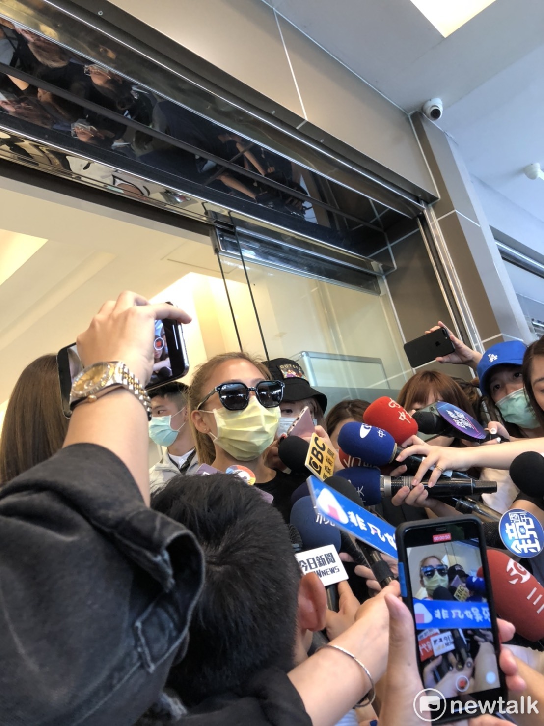 鬼鬼步出黃鴻升位於民權東路上龍巖會館的靈堂時，在好友陪同下，接受媒體訪問。 圖：楊瑾錚/攝