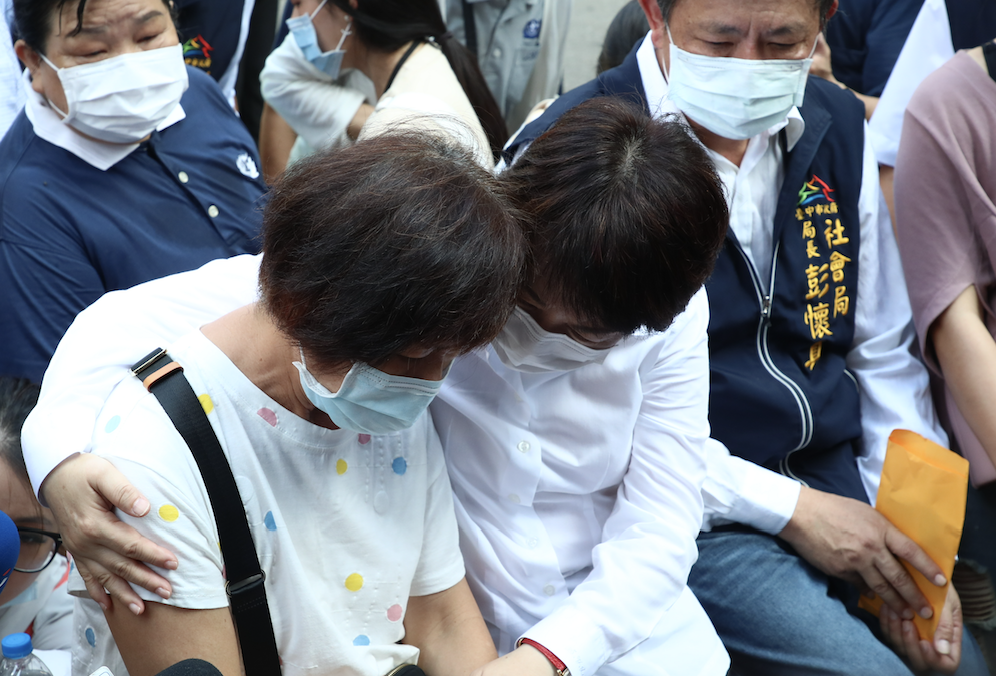 台中市長盧秀燕慰問家屬。 圖：台中市政府提供