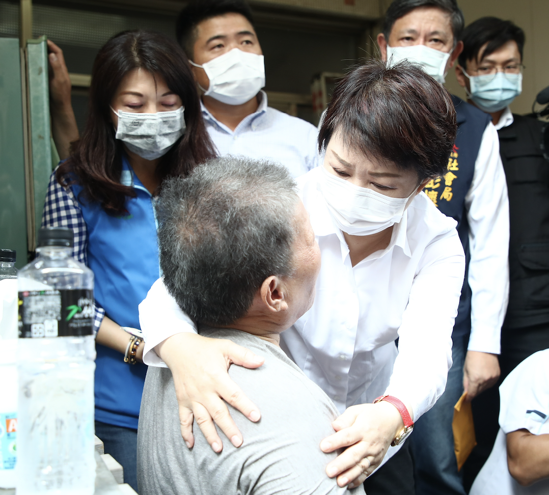 台中市長盧秀燕懷抱家屬給予安慰。 圖：台中市政府提供