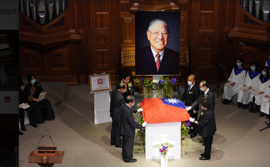 副總統賴清德率五院院長進行慰靈暨覆蓋國旗儀式。  圖：台北市攝影記者聯誼會提供