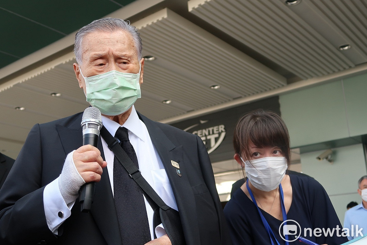 日本前首相森喜朗回答問題時完全沒有停下來，一旁翻譯人員振筆疾書，構成有趣畫面。 圖：林朝億/攝