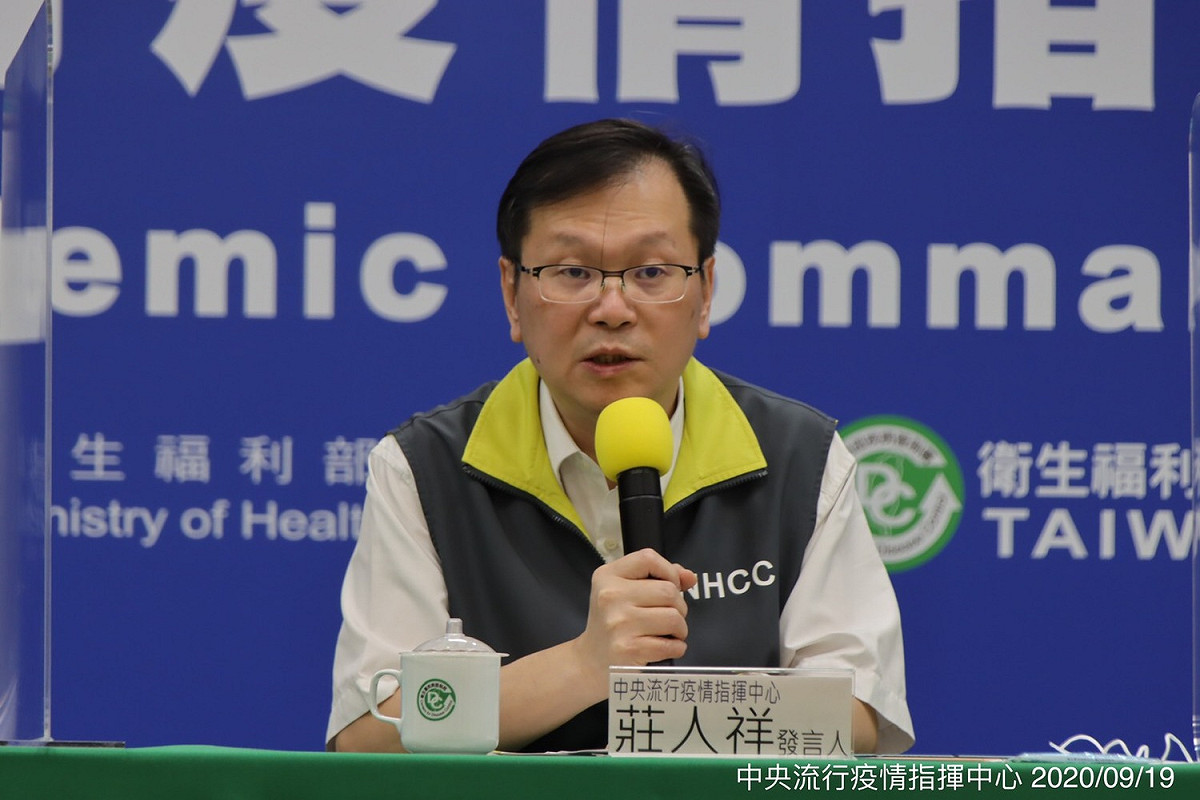 今(9/19)日中央流行疫情指揮中心發言人莊人祥說明【國內新確診3例COVID-19個案，均為境外移入】。 圖：中央流行疫情指揮中心提供