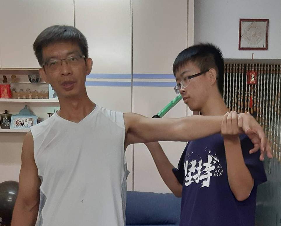 阿瑞長期照顧中風父親，如願錄取台大物理治療師學系。 圖：嘉義家扶中心/提供