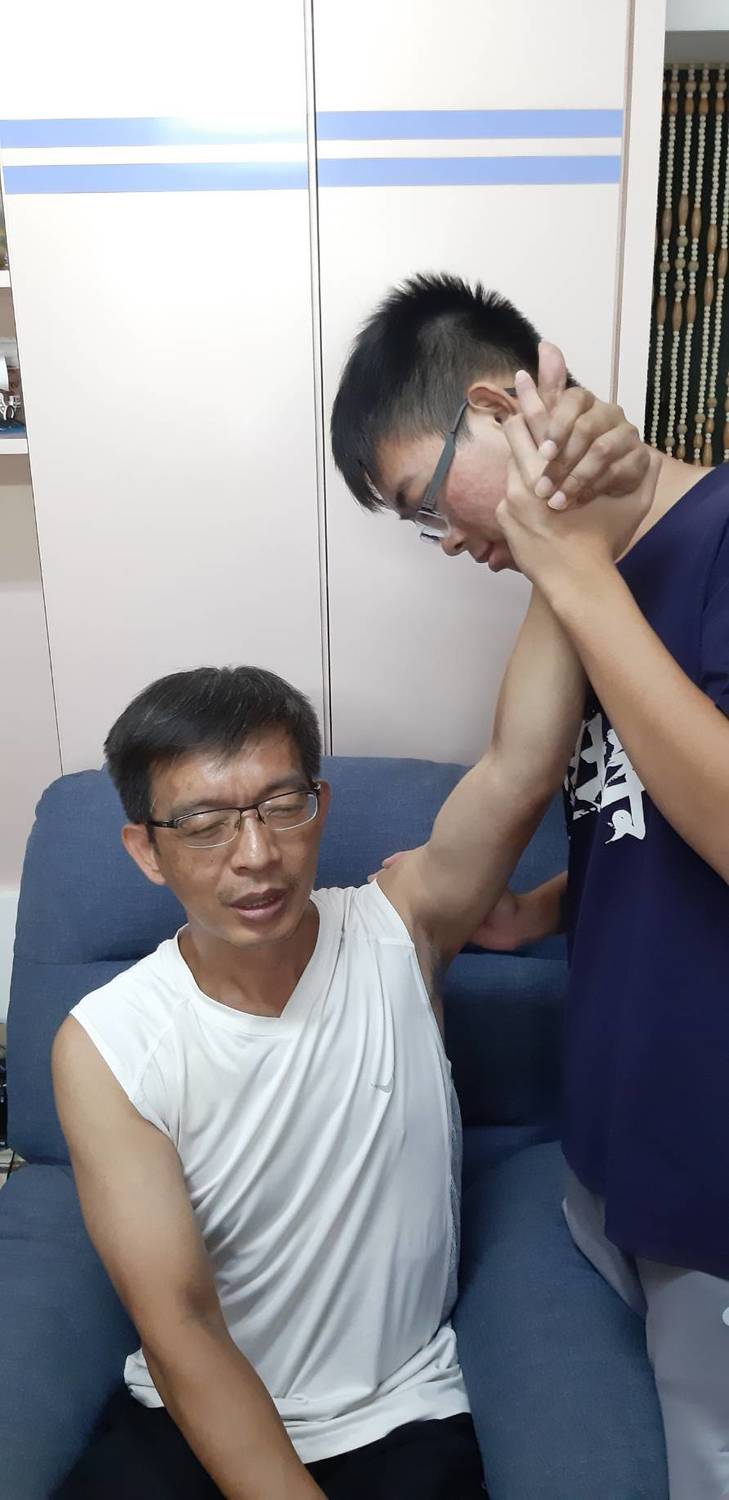長期協助父親復健的阿瑞錄取台大物理治療師學系，希望將來可以幫助更多人。 圖：嘉義家扶中心/提供