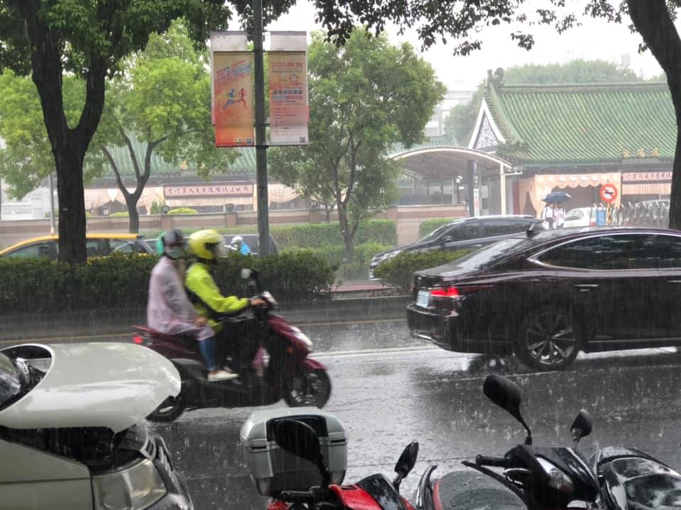 氣象局表示，今天鋒面經過北台灣，北部及東半部地區將會有不定時陣雨及雷雨，出門請記得攜帶雨具。 圖：楊瑾錚/攝