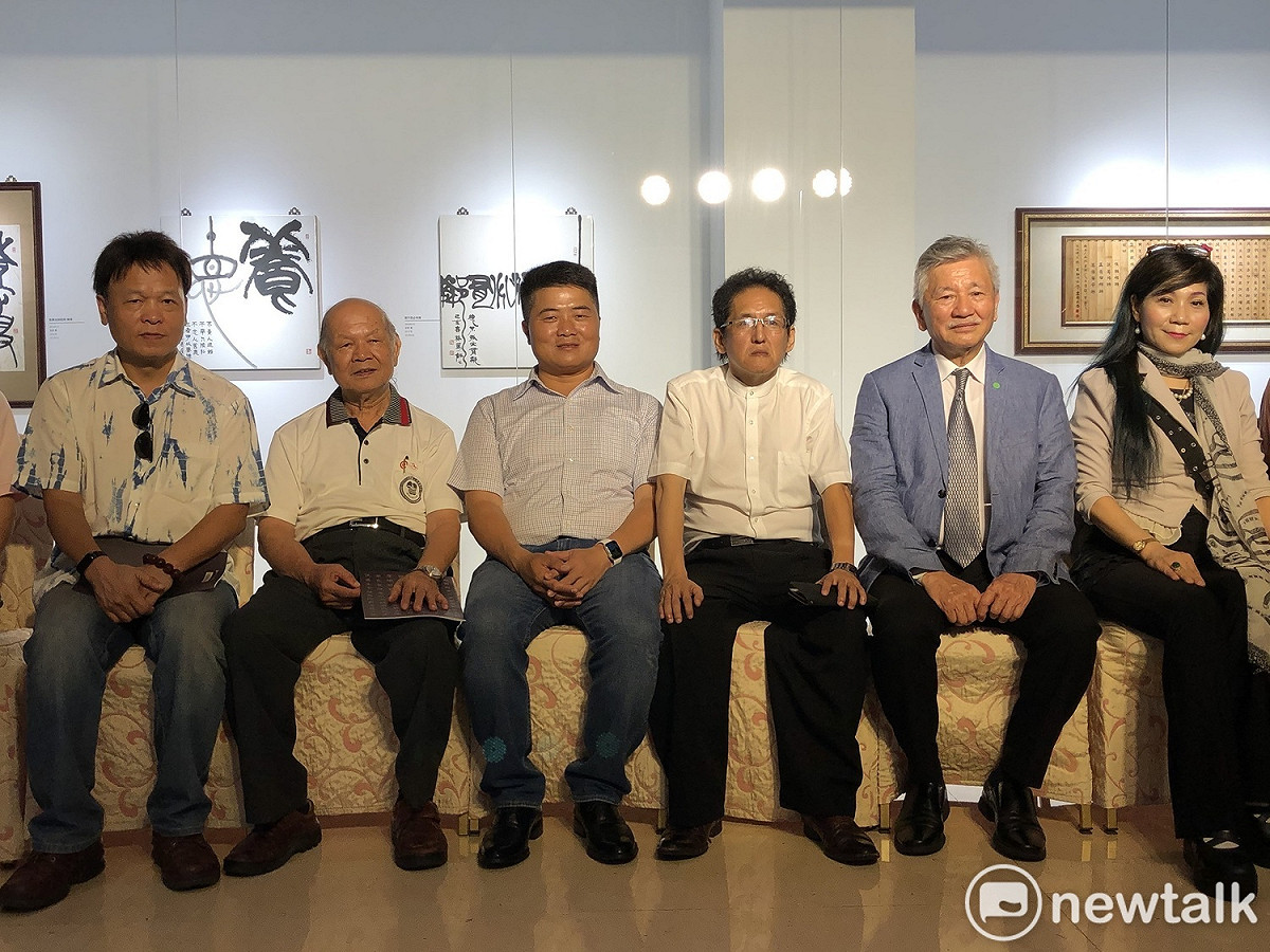 曾能汀、顏寬恆、蔡篤釗與中友百貨張光貝顧問合影。 唐復年/攝