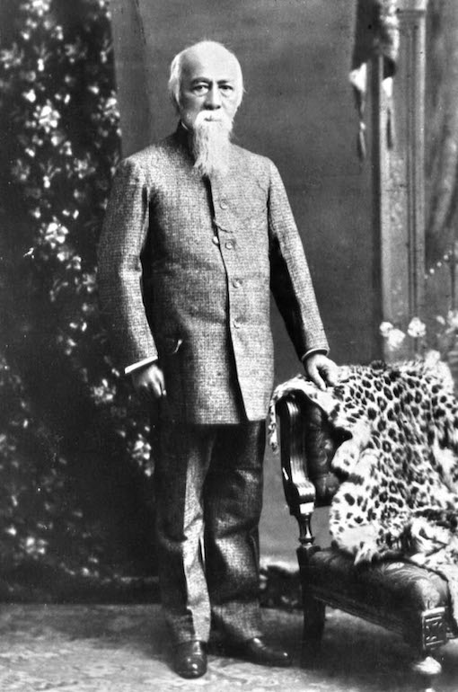 大稻埕茶商與基督教長老李春生（1838～1924），生於廈門，貧苦出身，14歲入「竹樹腳禮拜堂」受洗，在教會的協助下有機會苦習英、漢文五年。因為「太平天國之亂」，26歲轉赴陶德（John Dodd，1838～1907）掌管的「淡水寶順洋行」擔任買辦。李春生不僅是成功的商人，同時也是宗教家與思想家，在其信念中真正的「國」，唯有「上帝之國」，而「地上的國」都僅是「政權」。圖中的李春生肖像，拍攝於1896年3月7日東京，當天李春生剪斷髮辮、改著西服，也顯現出他「由外而內化」，決心邁向文明的決心。（圖／文：王佐榮） 圖：蒼璧出版社