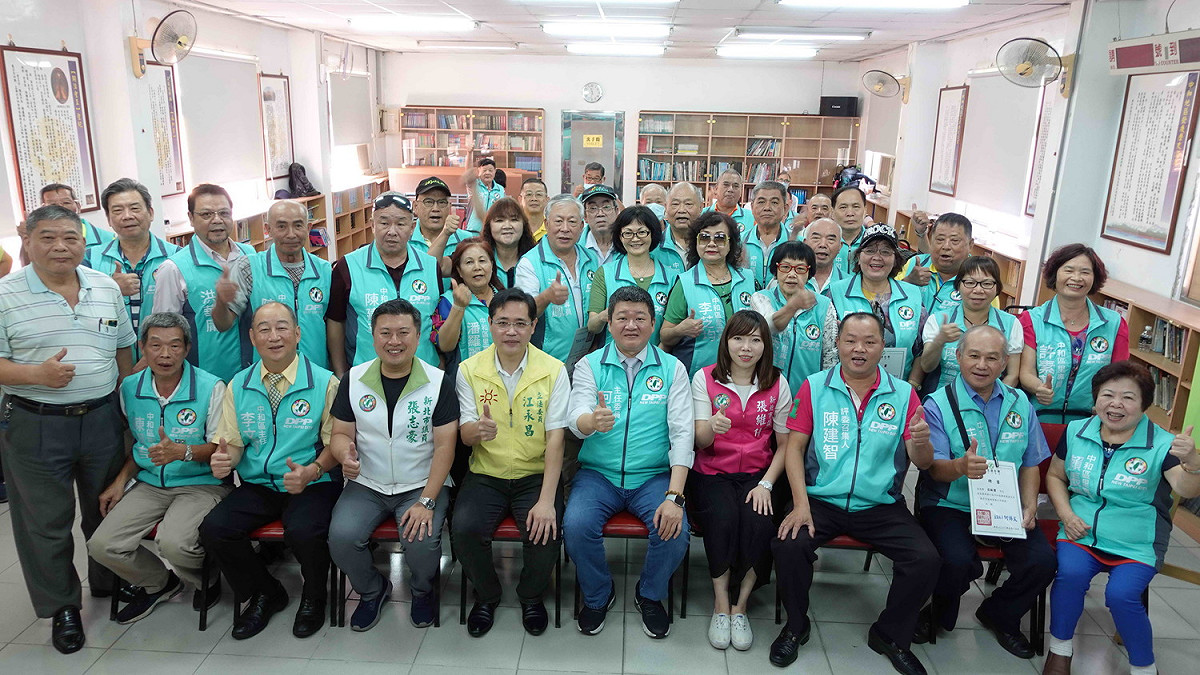 民進黨新北市黨主委何博文（前排中）及中和區黨籍民代、黨員，今成立中和區聯絡處。 圖：民進黨新北市黨部提供