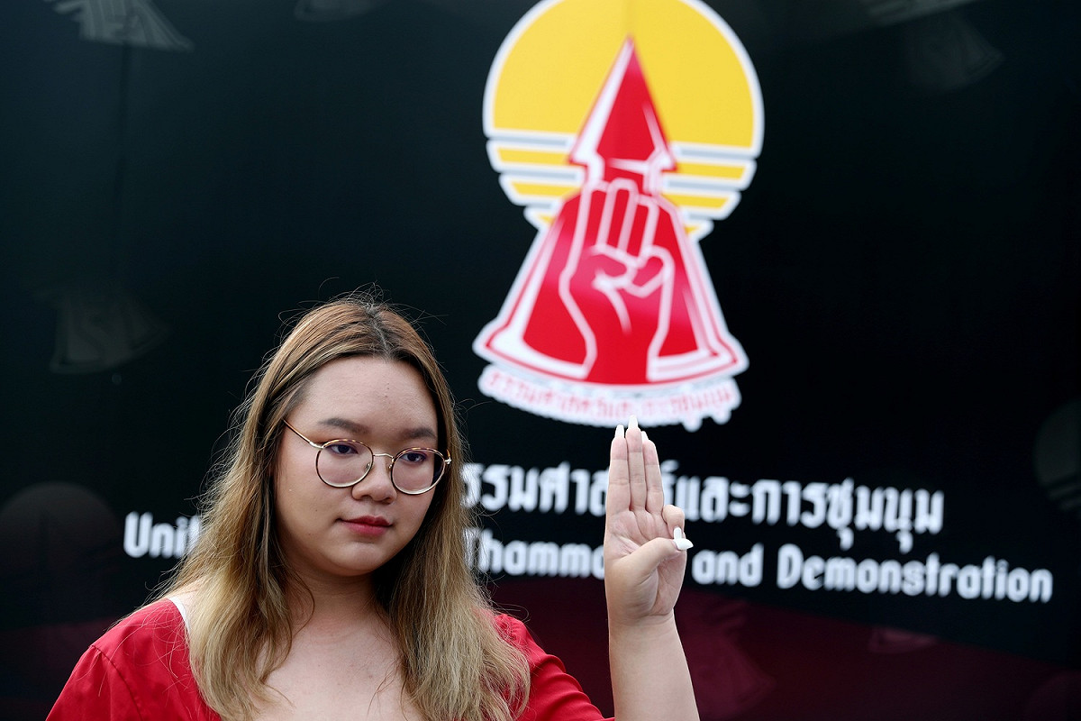 宣讀10大訴求的21歲學生帕努莎亞（Panusaya Sithijirawattanakul）現已被控違反煽動叛亂及違反疫情下禁止集會的規定。 圖：達志影像/路透社