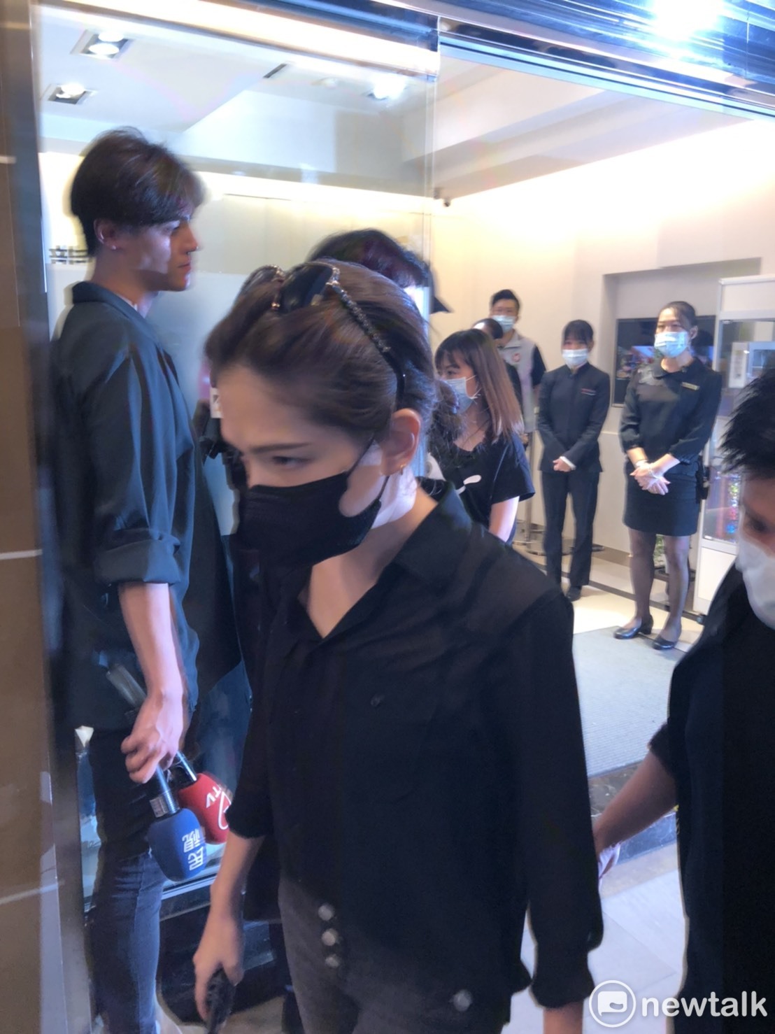 藝人許瑋甯與楊謹華一同至已故藝人黃鴻升（小鬼）靈堂弔唁。 圖：楊瑾錚/攝