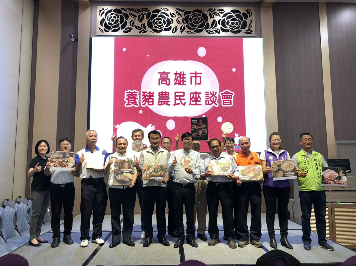 陳其邁(右五)與陳吉仲(左五)安撫高雄豬農。 圖：高雄市政府/提供