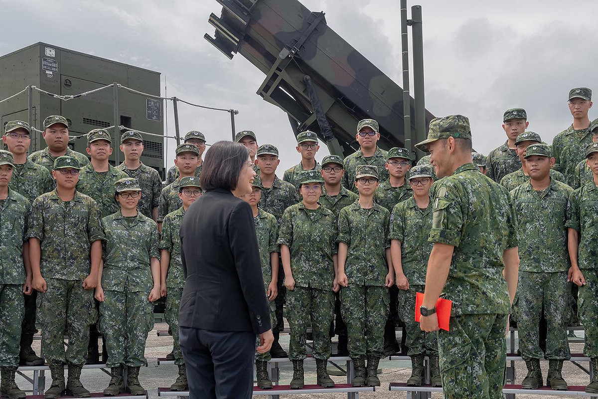 總統蔡英文今發文表示，只要全體國人團結一致，台灣從外交到內政，一定都能站穩腳步，為台灣的下一個世代，拚出美好的未來。 圖：翻攝蔡英文臉書