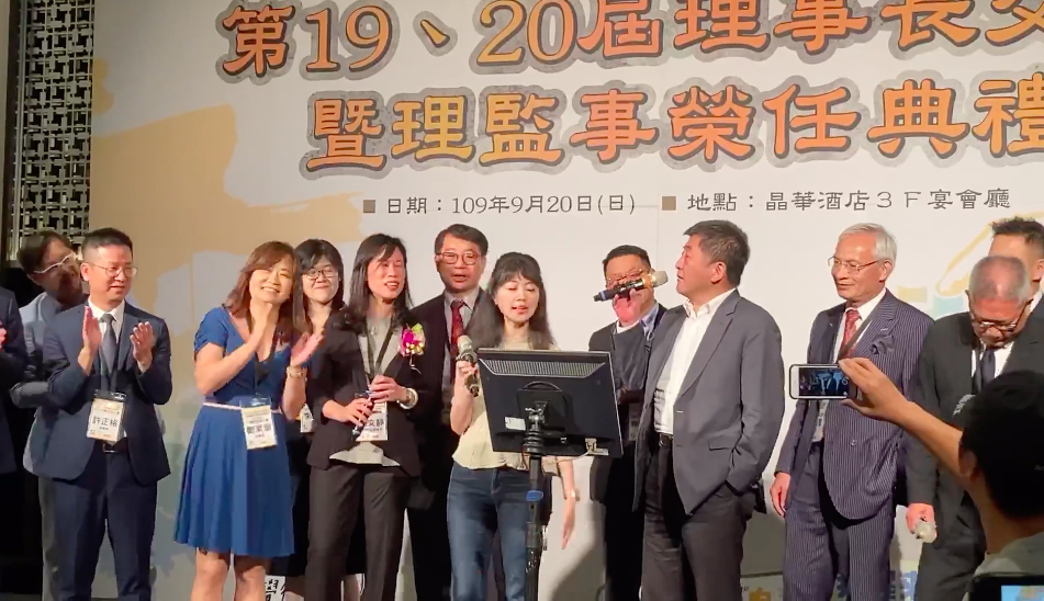 立委高嘉瑜邀陳時中部長同台合唱「台語情歌 男人心女人情」。 圖：取自賴雲花臉書