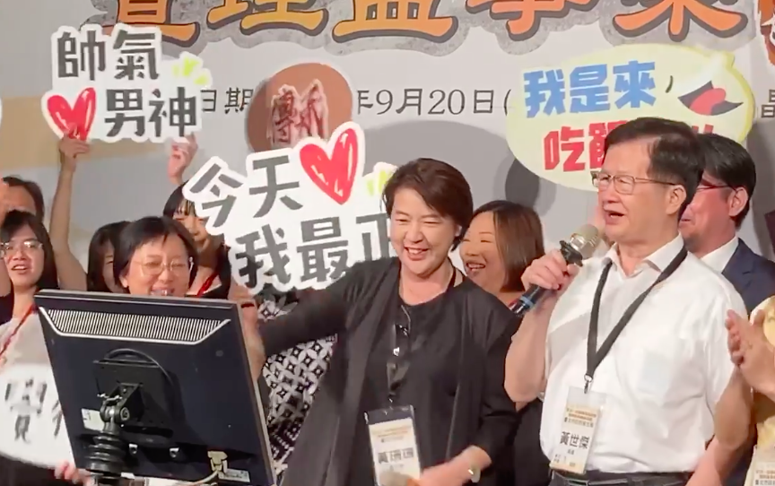 黃珊珊之後與北市衛生局同仁高歌「朋友」這首歌曲。 圖：取自賴雲花臉書