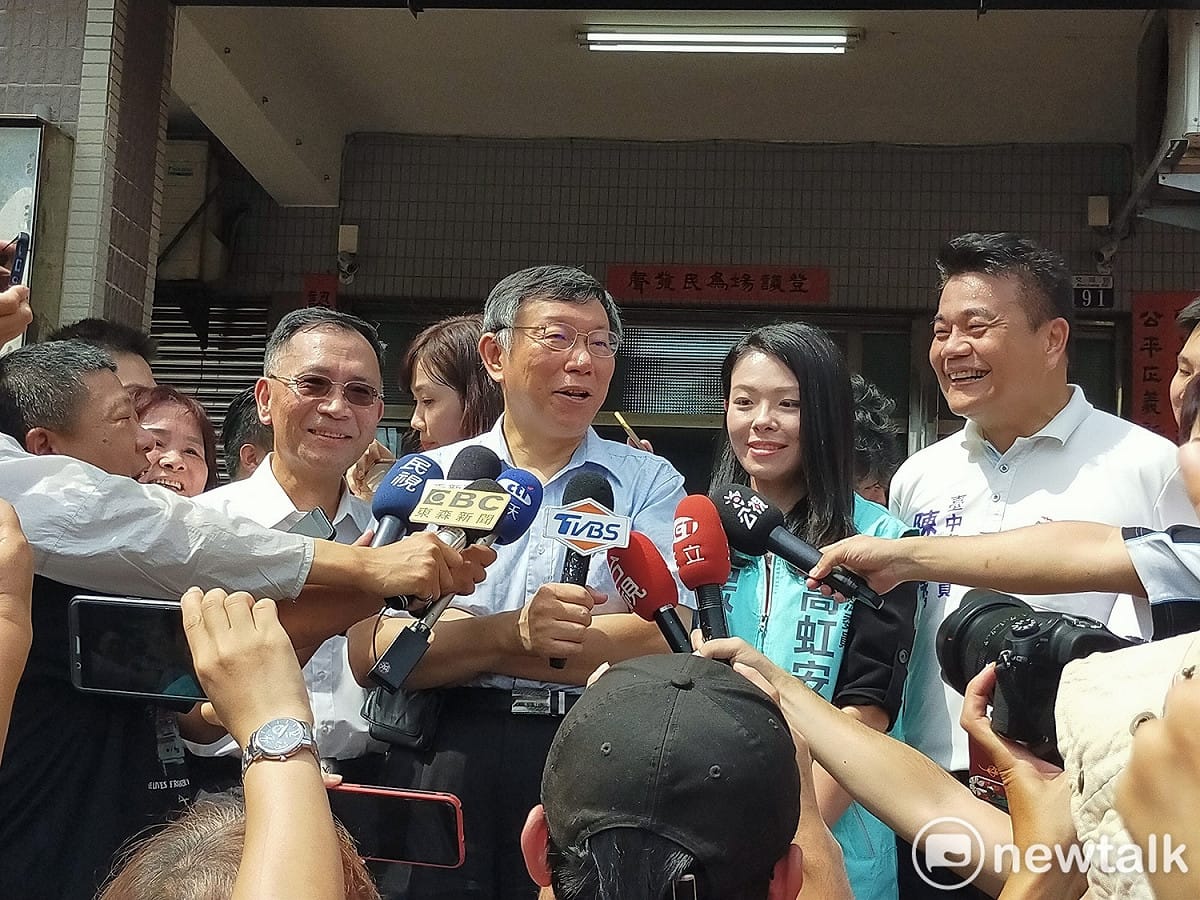 台灣民眾黨在台中市插旗，第一個地點選擇與無黨籍市議員陳廷秀（右一）成立聯合服務處，至於會由蔡炳坤（左二）還是高虹安（右二」投入台中市長選舉，蔡炳坤說：「不該是現在思考的問題。」 圖：唐復年/攝