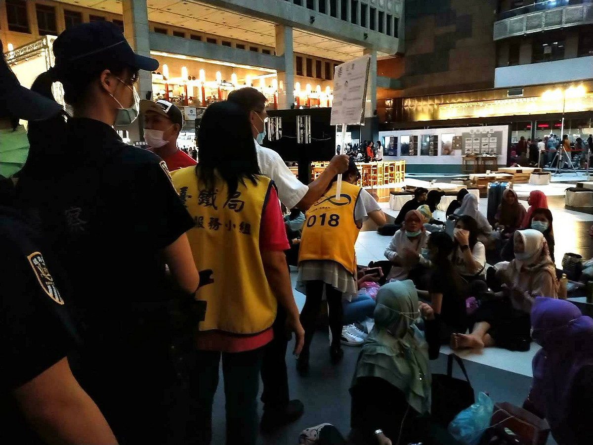 北車大廳群聚狀況嚴重，台鐵派路警及外語志工柔性勸離。 圖：台鐵／提供