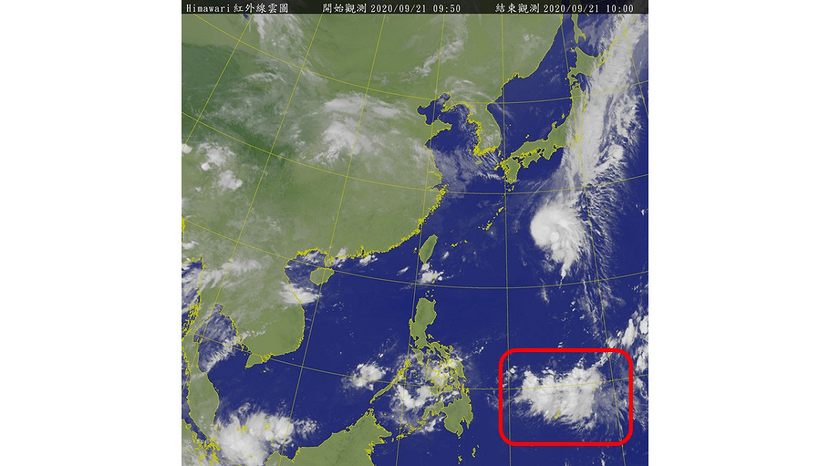 從衛星雲圖上可見，紅色框框位於琉球東南東方海面今天凌晨有一熱帶性低氣壓成形，但它的上方日本旁邊海面上也清楚可見一道鋒面存在。 圖：中央氣象局/提供