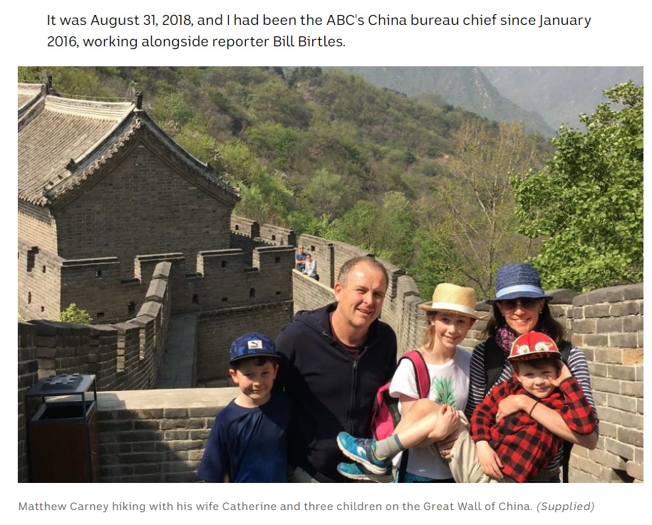 澳大利亞廣播公司中國分社前社長馬休（左二）2016~2018年期間帶著家人在中國上任，當時14歲女兒雅絲敏（後排中）竟然被逼認罪。 圖：翻攝自澳大利亞ABC