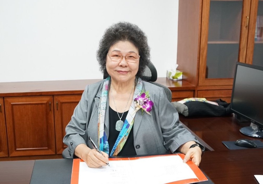 2020年8月1日，國家人權委員會正式成立，監察院長兼首任主任委員陳菊簽署第一份公文留影。 圖：監察院／提供（資料照片）