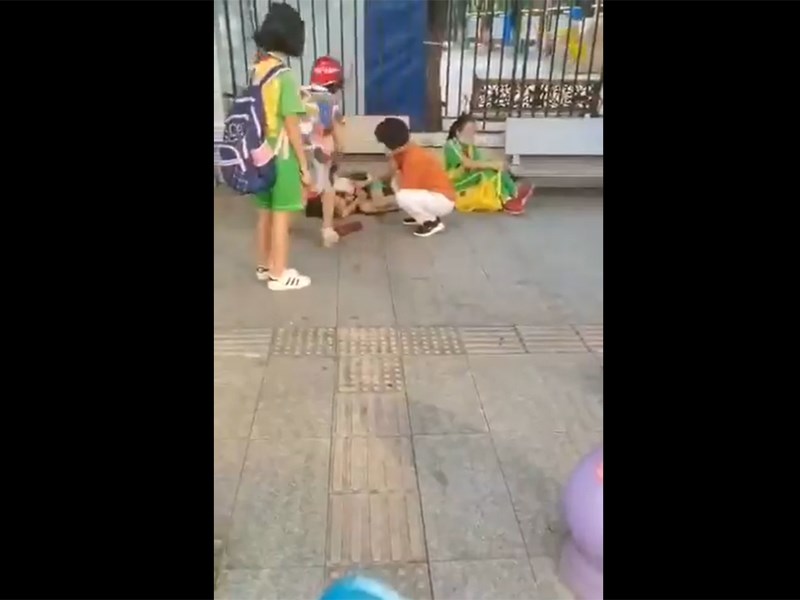 廣東省廣州市番禺區的一所幼兒園附近21日上午發生一起砍人案， 造成5名學童輕重傷。 圖：取自twitter.com/wuwenhang