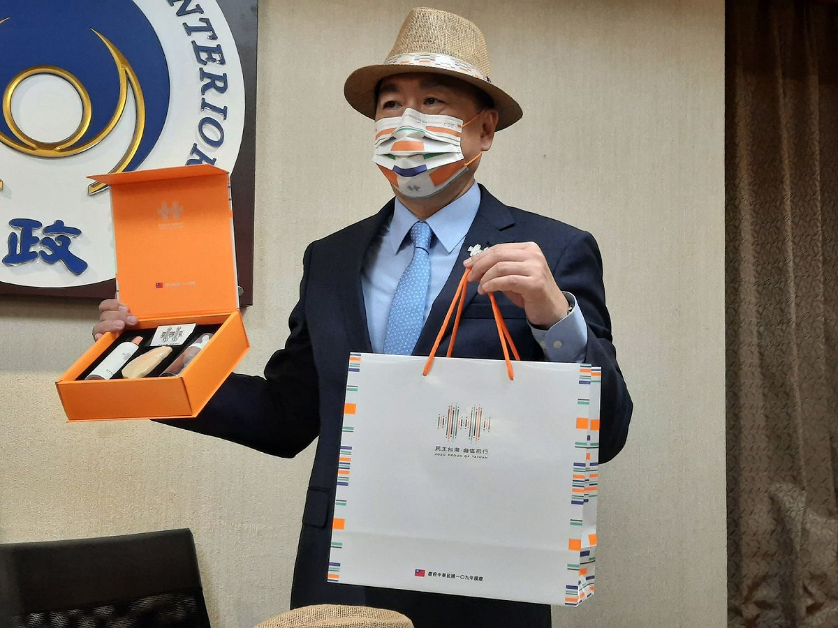 陳宗彥公布今年國慶大會禮賓袋紀念品。 圖:陳佩君/攝