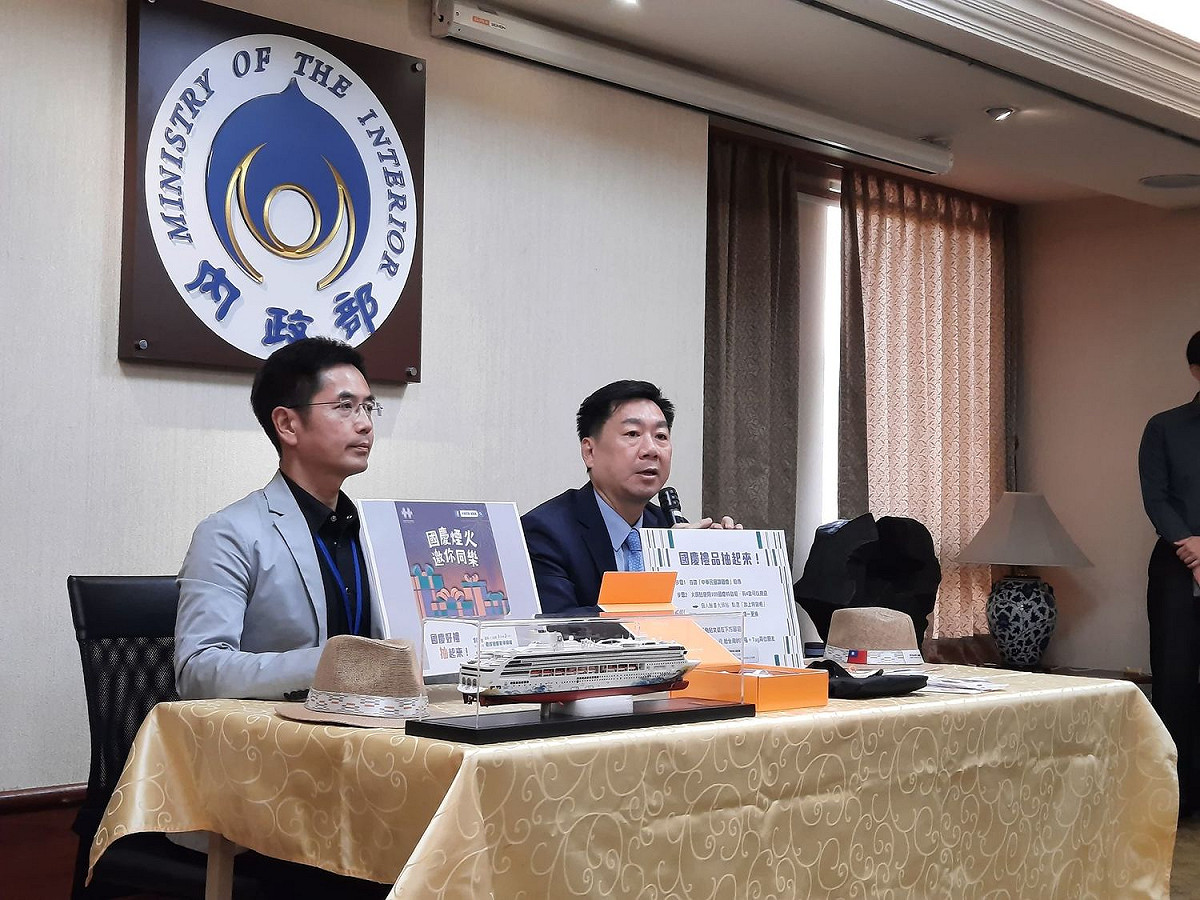 陳宗彥公布今年國慶大會禮賓袋紀念品。 圖:陳佩君/攝