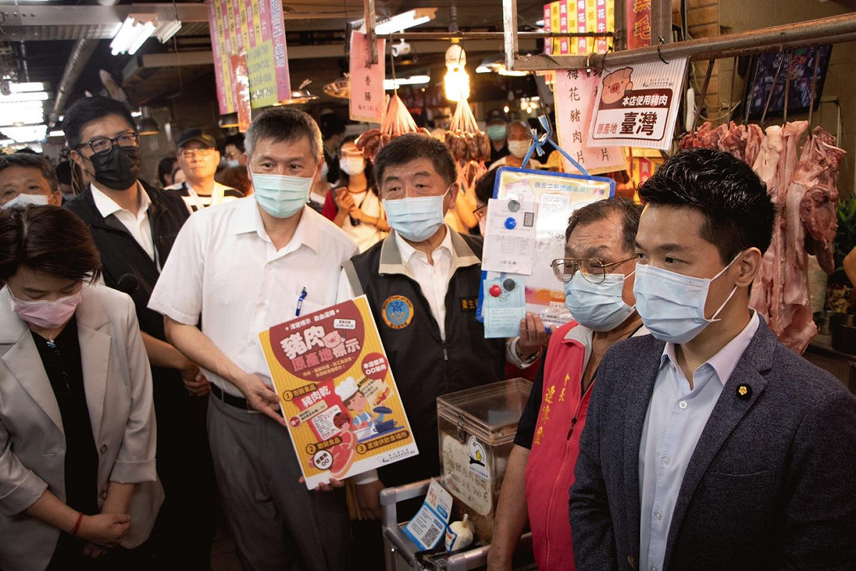 何志偉日前舉行記者會，表示希望能修藥事法第23條撤照黑心口罩廠商證照並勒令停業，今(21）日食藥署表示黑心口罩非屬該法條所管。 圖：何志偉粉絲專頁