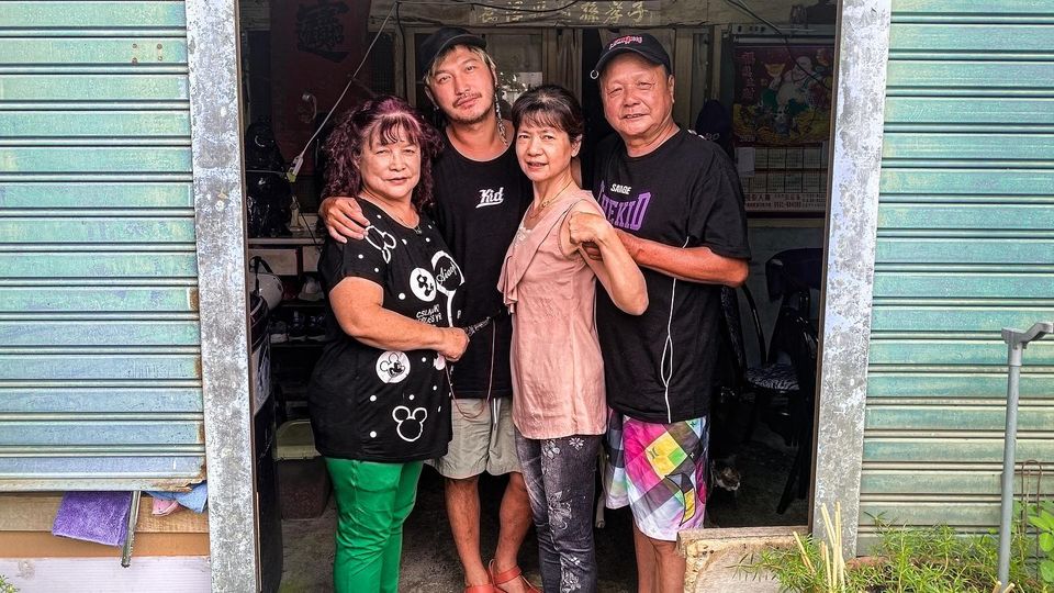 KID(左2)在好友黃鴻升(小鬼)驟逝後，首度露面，只見他雙眼浮腫、面露憔悴，短短5小時讓17萬網友及粉絲為他按讚加油。 圖：翻攝臉書粉絲專頁