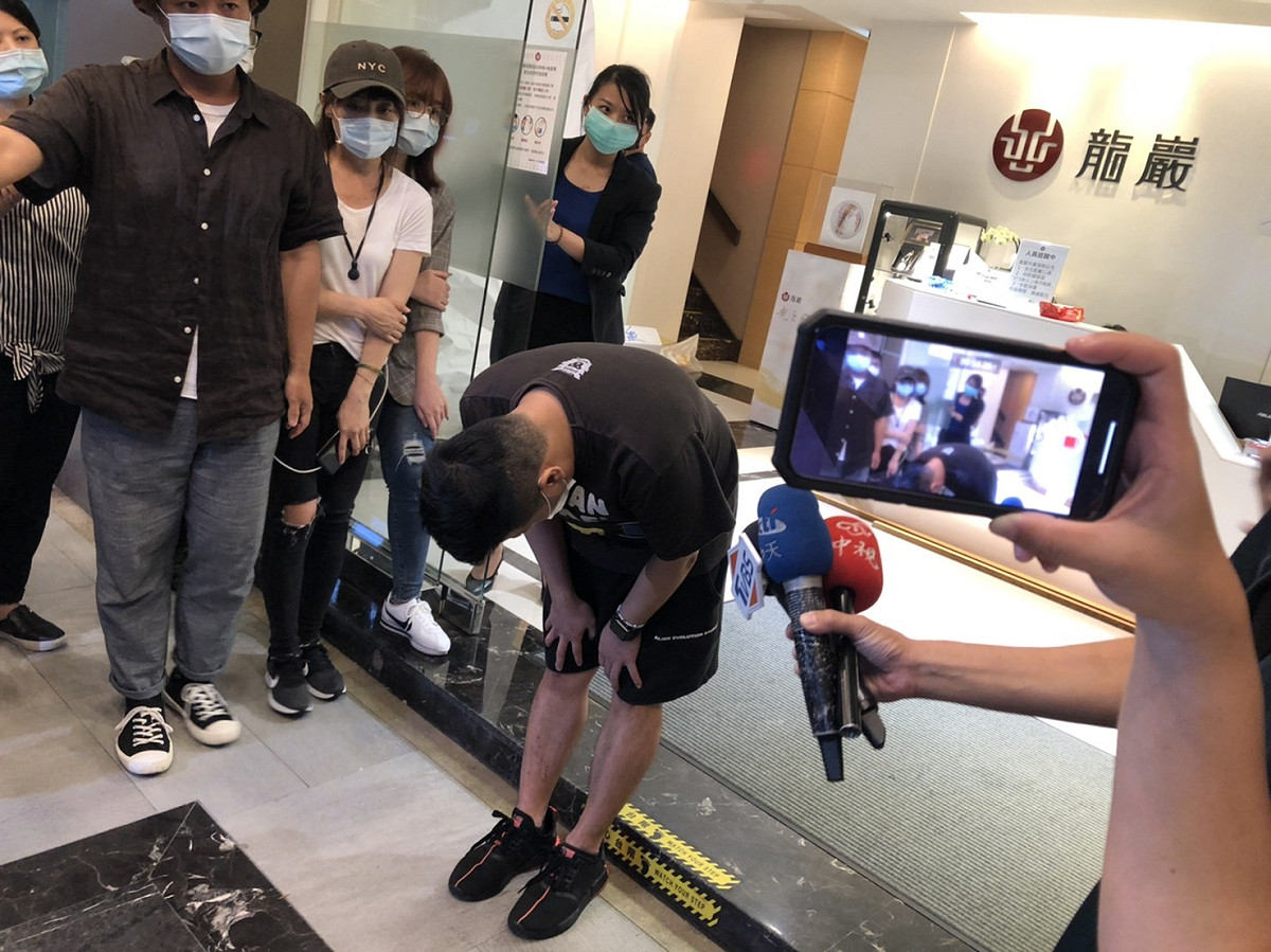 小鬼經紀人Dino在靈堂布置及關閉都有出來以90度鞠躬，謝謝所有媒體關心。 圖：楊瑾錚/攝