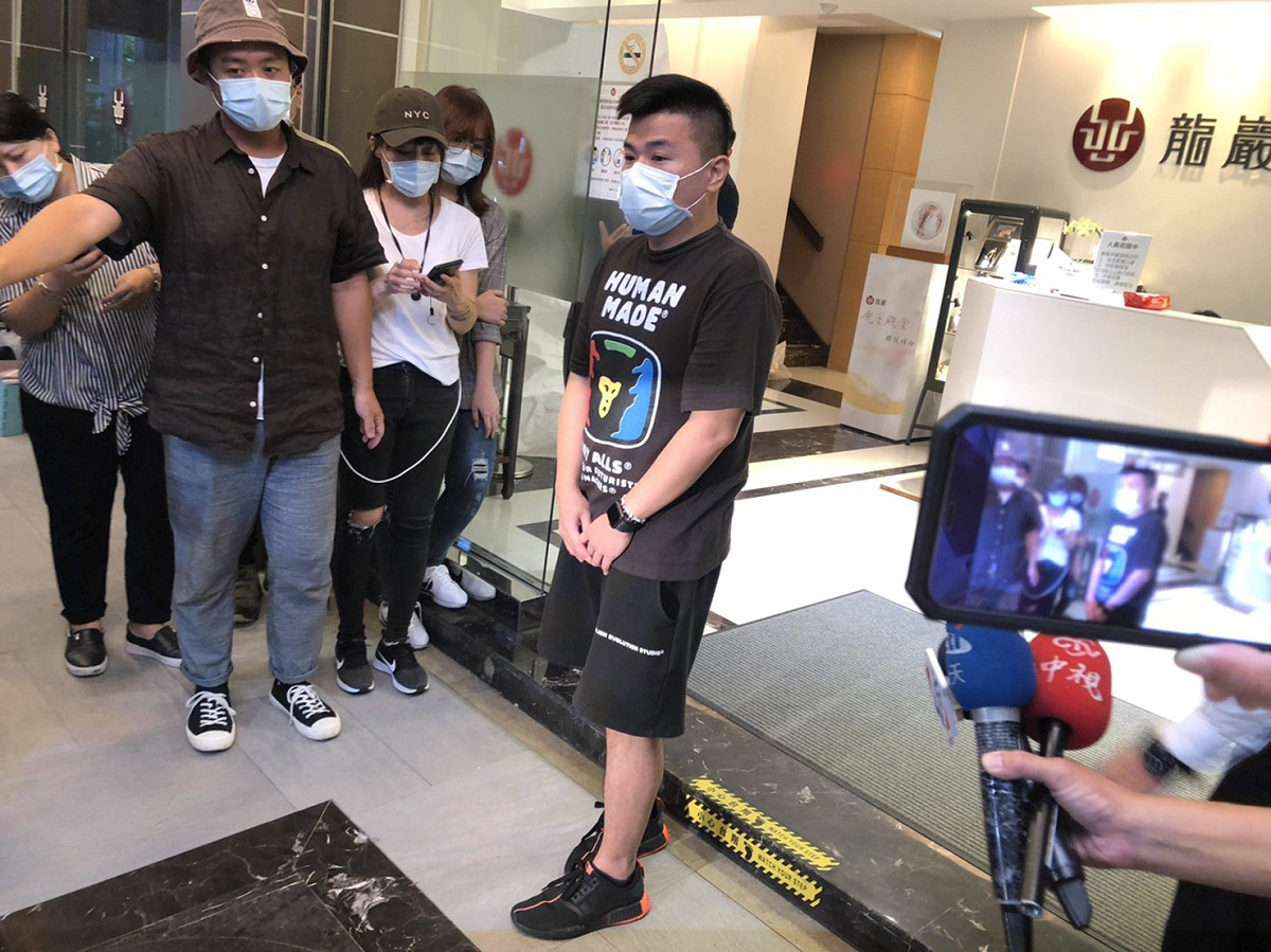 小鬼經紀人Dino在靈堂布置及關閉都有出來接受媒體訪問。 圖：楊瑾錚/攝