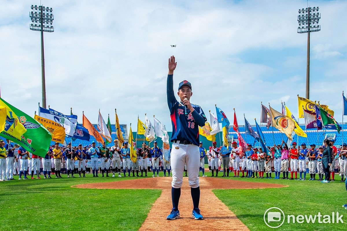 第五屆桃園盃全國四級棒球錦標賽開賽，選手代表宣誓。 圖：林昀真／攝