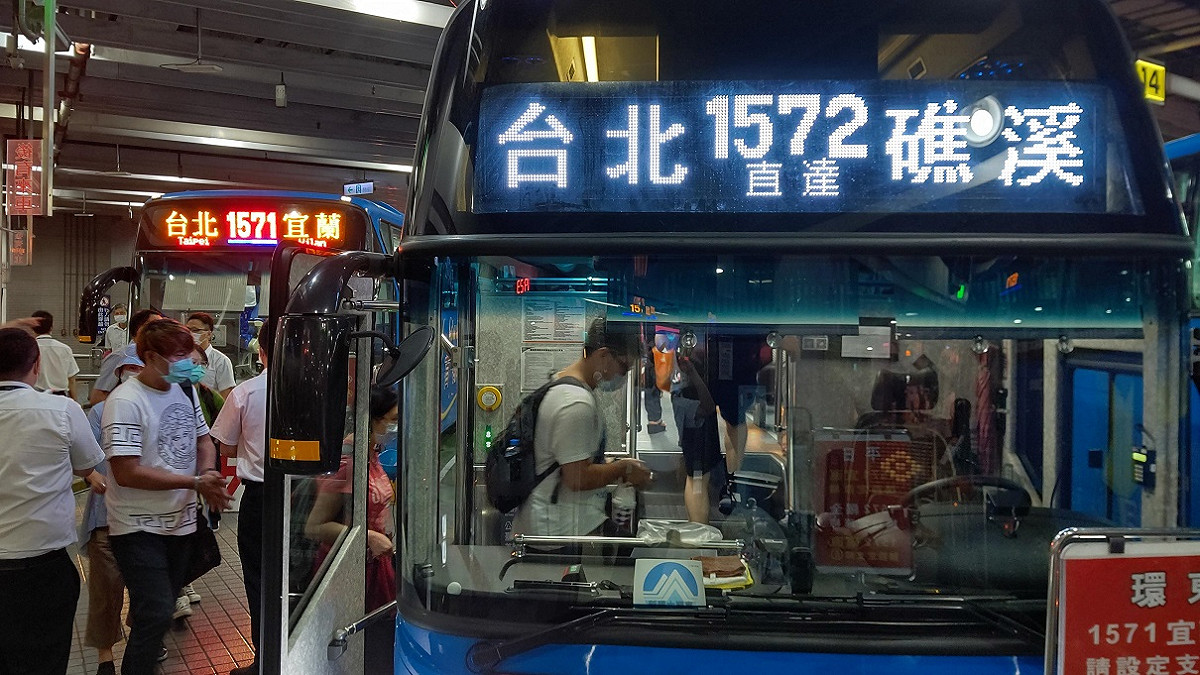 連假期間，北宜線大量增開直達車。  圖：首都、臺北客運提供