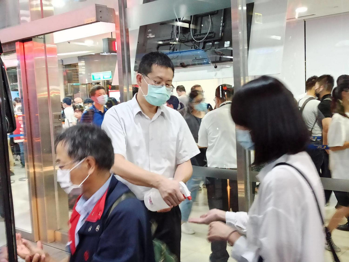車站服務人員為乘客手部消毒。 圖：首都、臺北客運提供