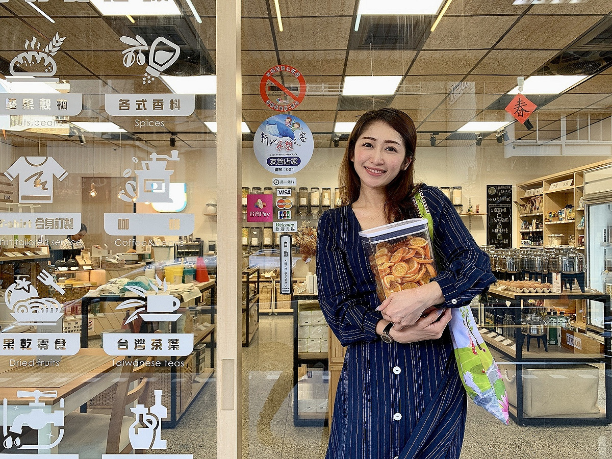 新北環保局邀請市民朋友從飲食及行動中落實減塑，一起讓新北市成為循環永續的「不塑之客」。  圖：新北市環保局提供