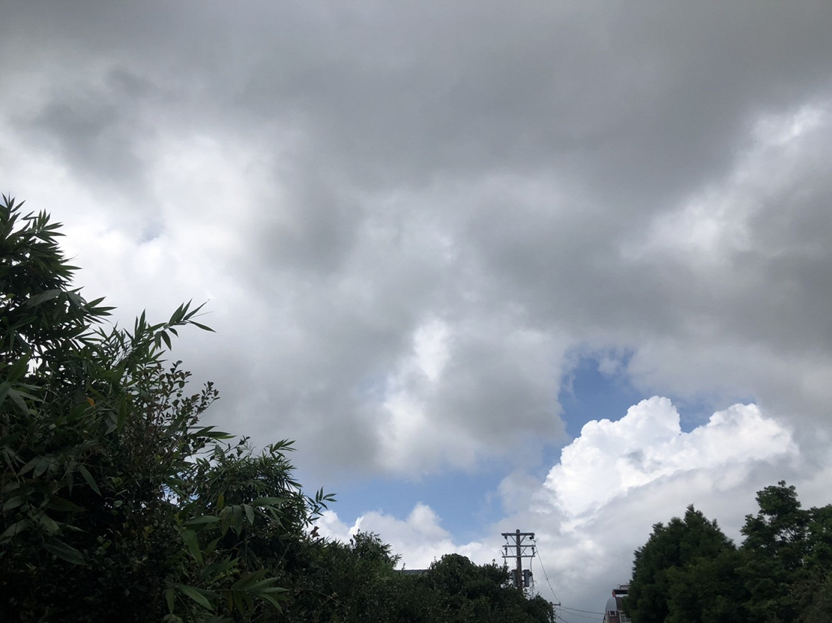 氣象局表示，今天各地多為多雲到晴的天氣，早晚天氣偏涼，出門記得攜帶外套，避免著涼。 圖：楊瑾錚/攝