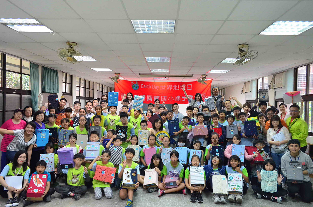德州儀器工業股份有限公司於興南國小辦理廢棄物變身DIY活動。 圖：新北市環保局提供